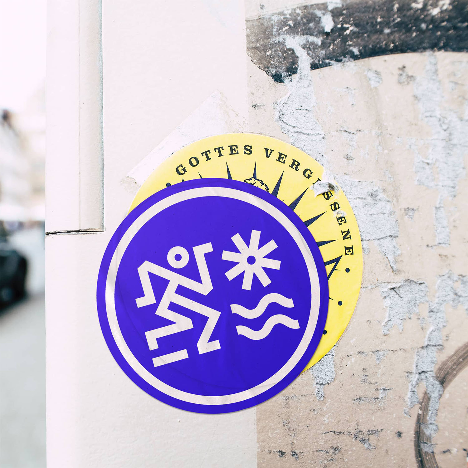 sticker du logo va jouer dehors dans la rue